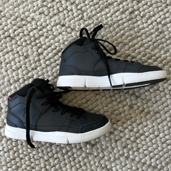 On Clouds Shoes - On The Roger Clubhouse Sneakers